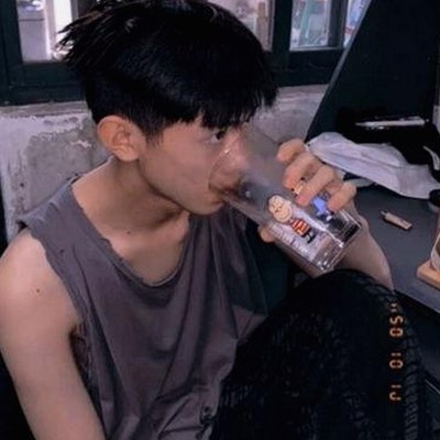 从娱乐吃瓜到私密探索：网络内容的双面镜像